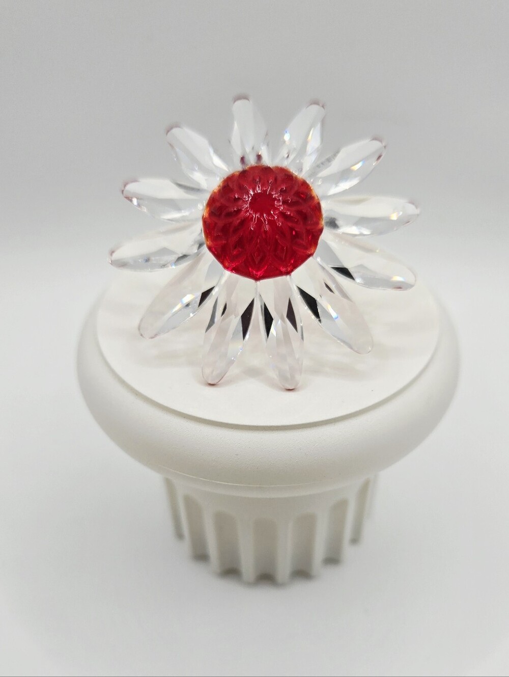 Swarovski Crystal Society (SCS) 1999/2000 Renewal Gift, Red Marguerite Daisy